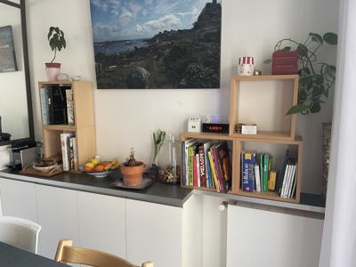 Cubes dans le même bois dans la cuisine