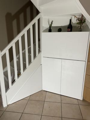 Meuble sous escalier avec table à langer intégrée