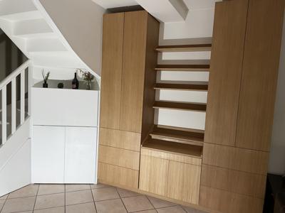 Aménagement sous escalier, meubles et bureau