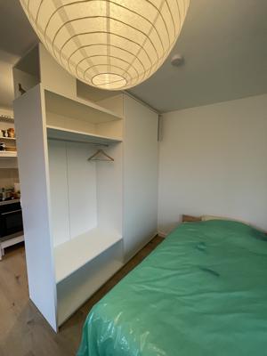 Penderie avec une porte coulissante